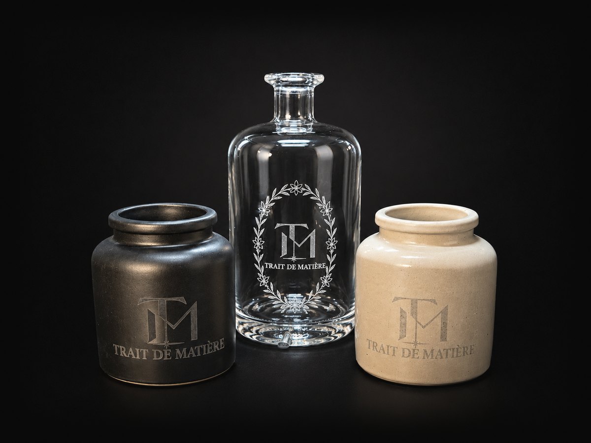 Carafe en verre et deux pots en grès gravés au nom de Trait de Matière